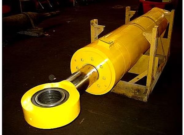 Cilindro hidráulico amarillo terminado