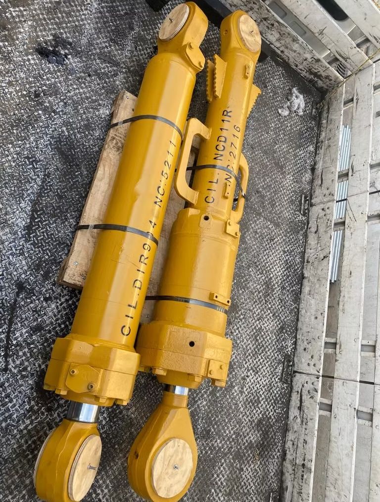 Par de cilindros hidráulicos amarillos reparados