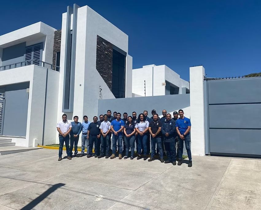 Equipo de Maincol frente a sus instalaciones
