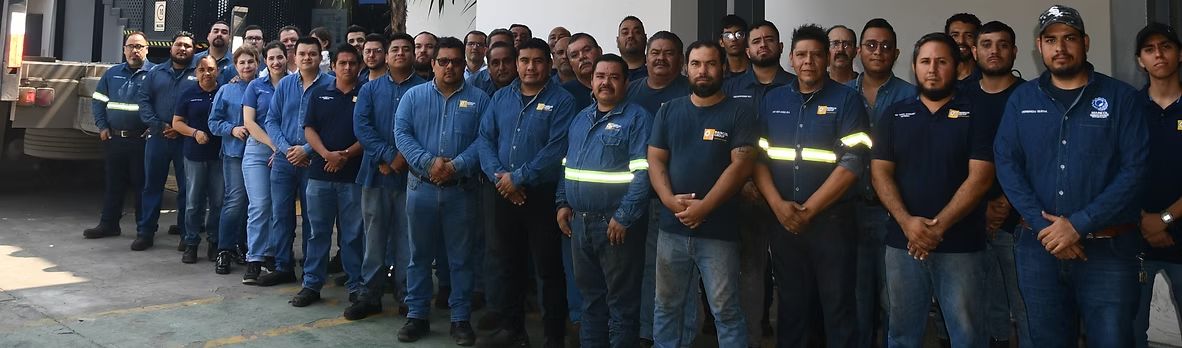 Equipo completo de Maincol con uniforme en la planta