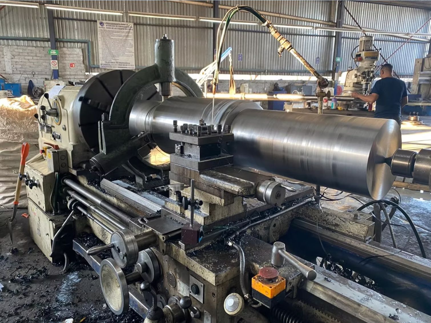 Flecha de gran diámetro maquinándose en un torno horizontal del taller de Maincol
