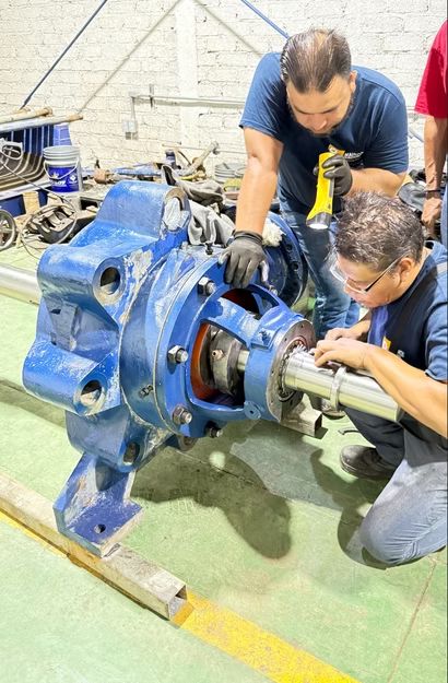 Técnicos de Maincol trabajando sobre un cuerpo de bomba en sitio